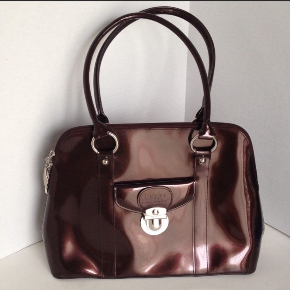 👝 Gorgeous shiny brown medium-sized handbag. 👜